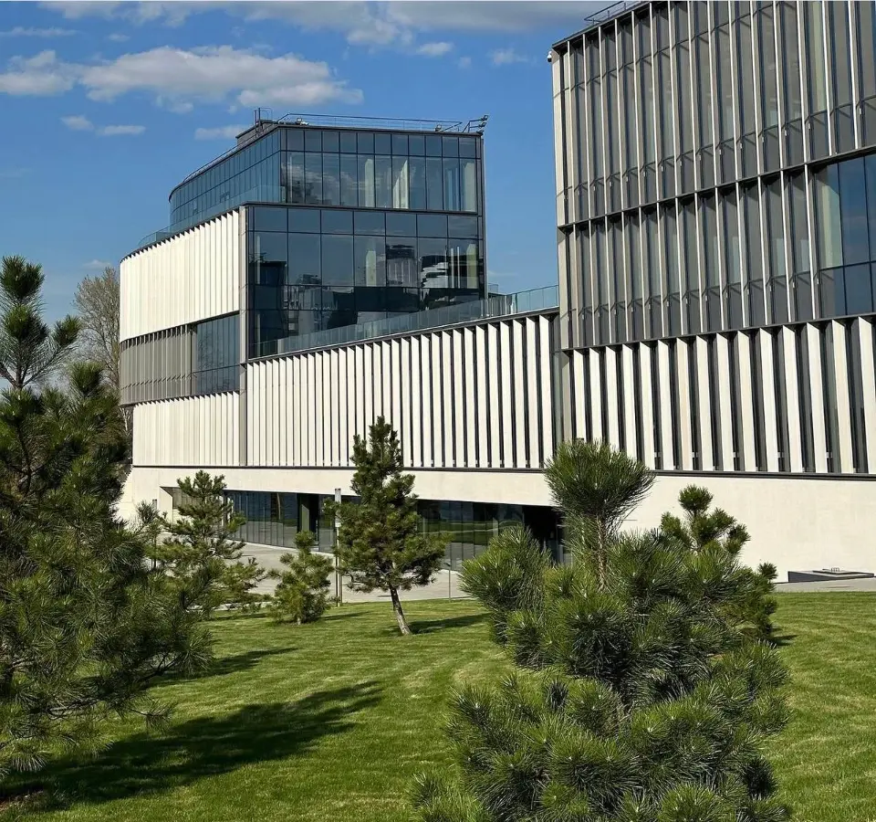 Сдаётся премиальный офис 338,6 м², БЦ «Helen & Valery Plaza», панорамный вид на парк и водохранилище — фото 8